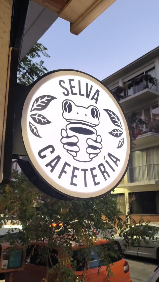 Letrero luminoso de SELVA Cafetería en la calle